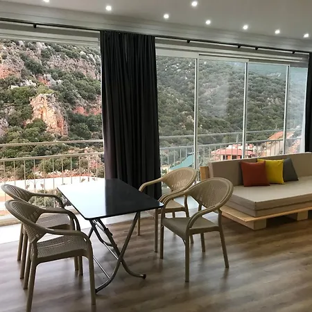 Green Hill Apartment *
